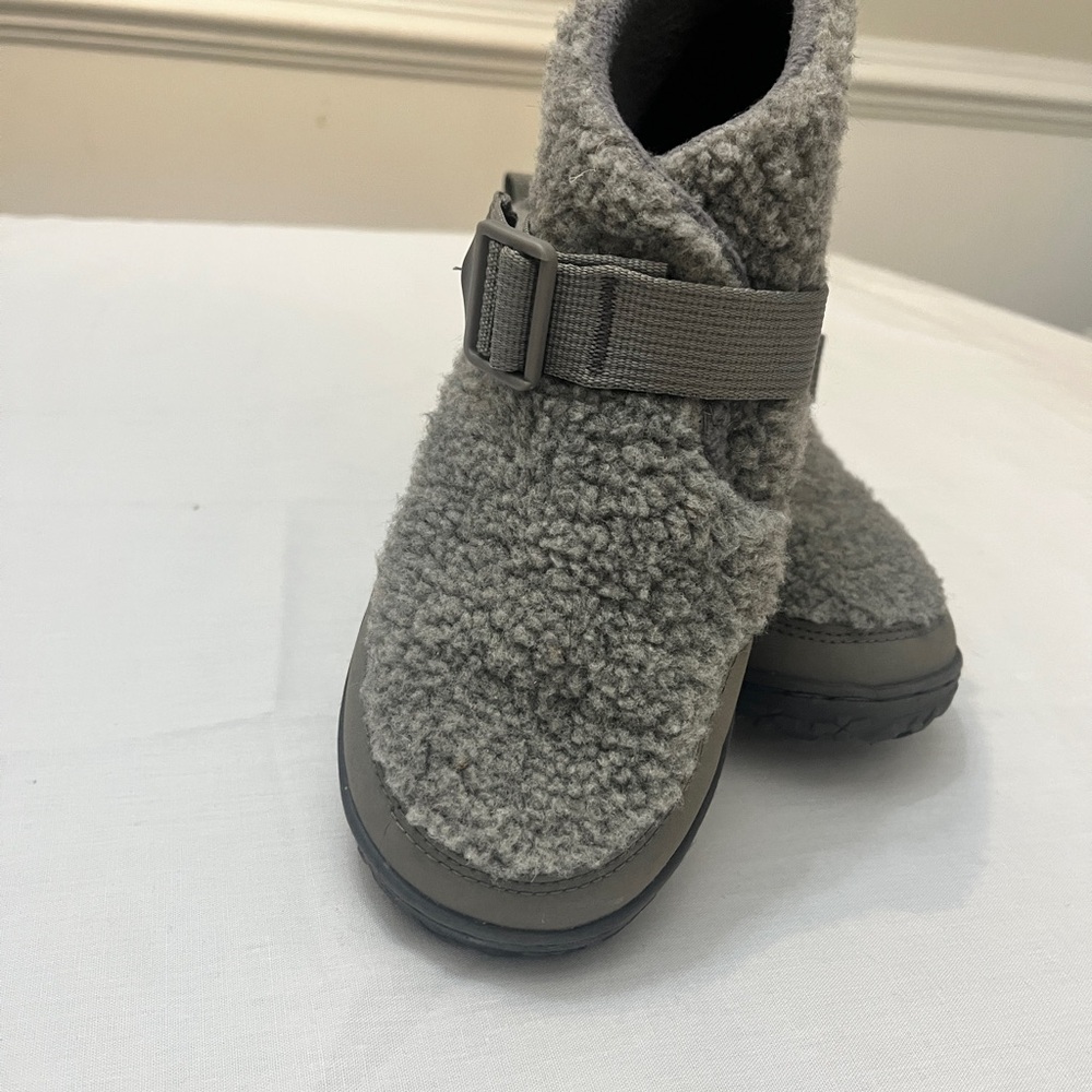 Chaco Fuzzy Gray Kids Slippers Size 6 Youth and Womens Size 8 Gray Fleece - Picture 2 of 4